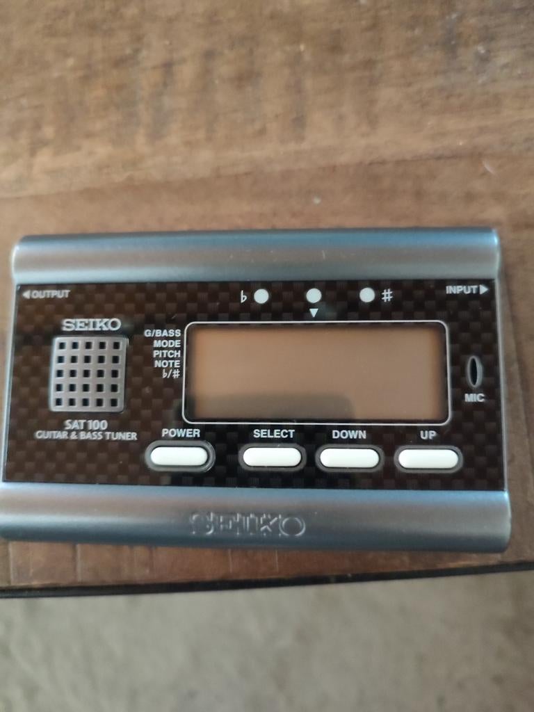 Accordeur guitare et bass. Seiko. Sat 100 . Comme neuf, Musique & Instruments, Enlèvement ou Envoi, Comme neuf