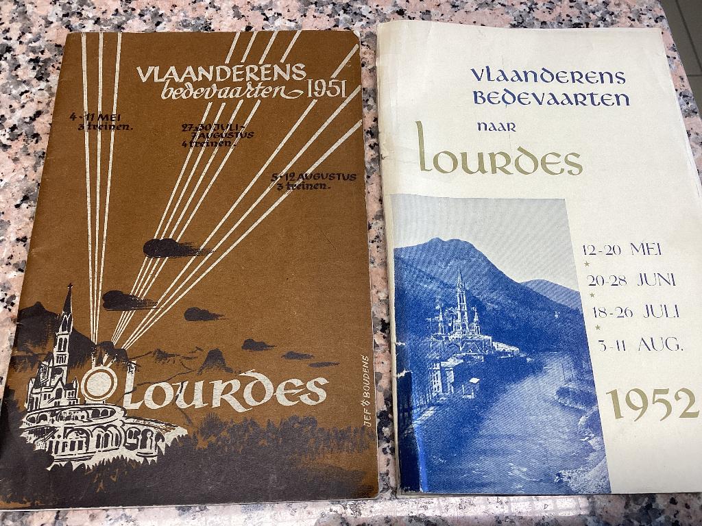 Lot van 2 boekjes VLAANDERENS bedevaarten 1951-52 LOURDES, Ophalen of Verzenden, Gelezen, Europa
