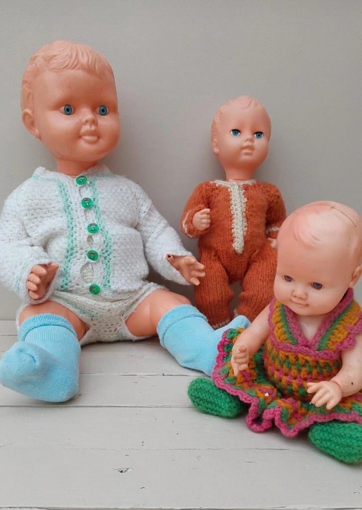 Trois poupées vintage avec des vêtements tricotés originaux, Enlèvement ou Envoi, Poupée