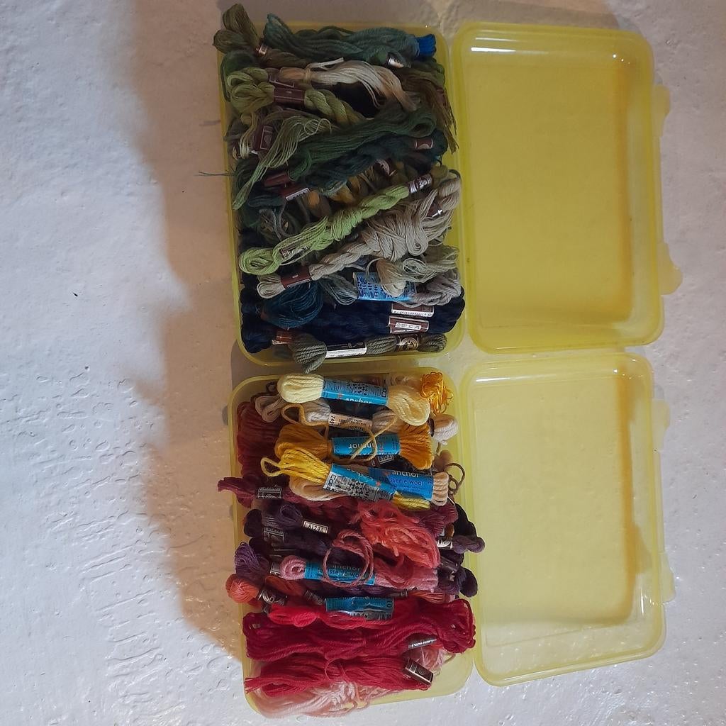 Borduurgaren 2 volle dozen diverse kleuren, Ophalen of Verzenden, Zo goed als nieuw, Handborduren, Borduurgaren of Zijde