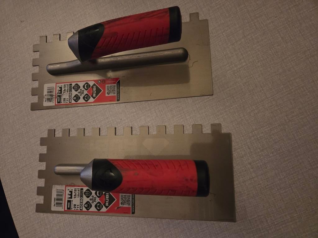 Nouveau ! 2 truelles RUBI., Enlèvement ou Envoi, Neuf