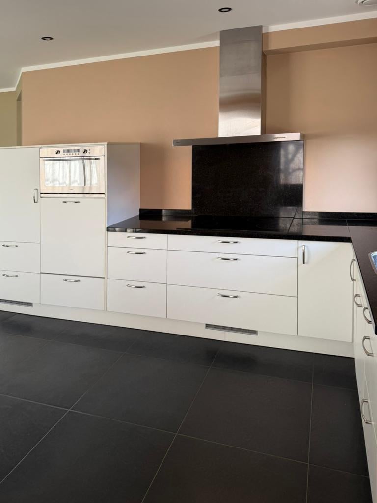 Duurzame "L" hoekkeuken met graniet werkblad en apparatuur, Huis en Inrichting, Ophalen, Wit, Graniet of Steen, Hoekkeuken