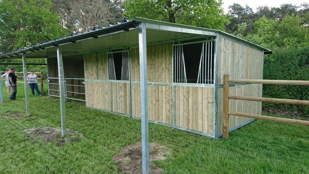 Zeer degelijke Paardenstallen en schutstallen, Mise à l'étable