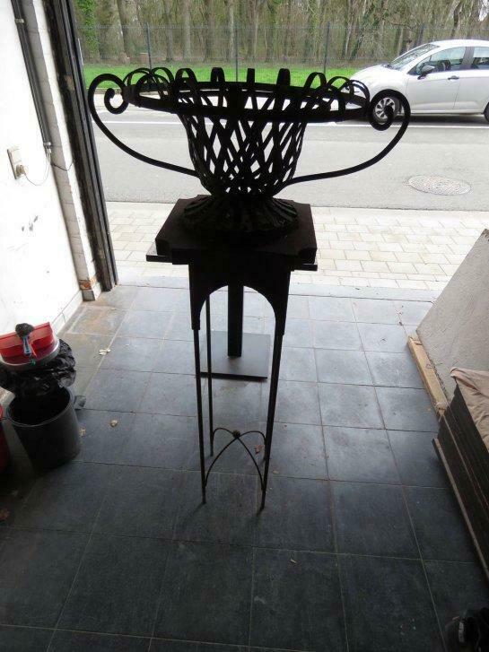 Uitgesneden metalen vaas, Tuin en Terras, Ophalen of Verzenden, Gebruikt