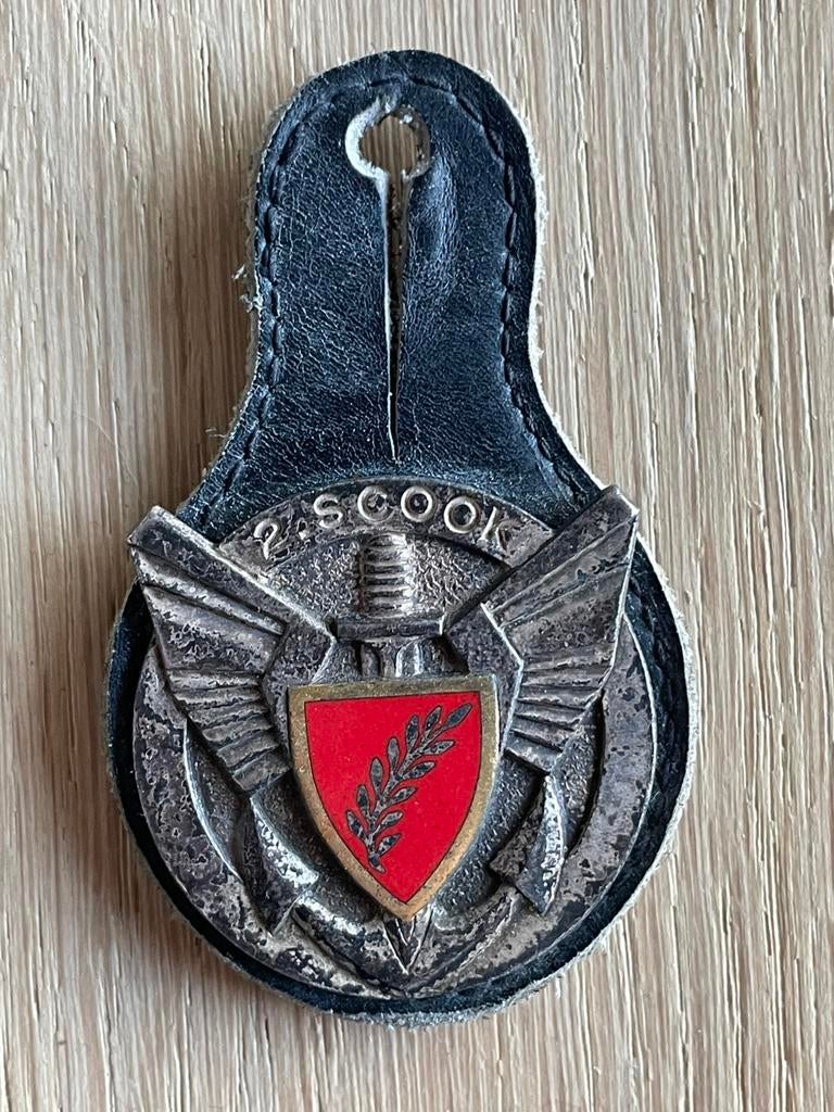 Les cintres offrent une école, Collections, Envoi