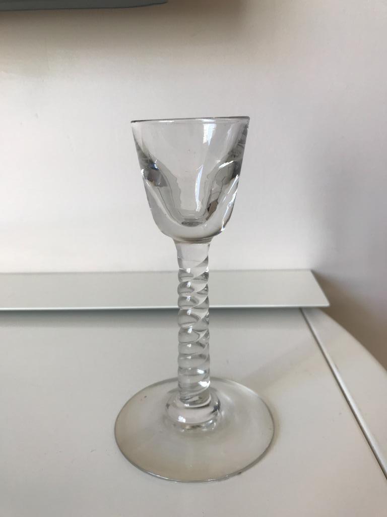 Jeneverglas met gedraaide voet ., Verzamelen, Ophalen of Verzenden, Zo goed als nieuw, Glas of Glazen, Overige merken