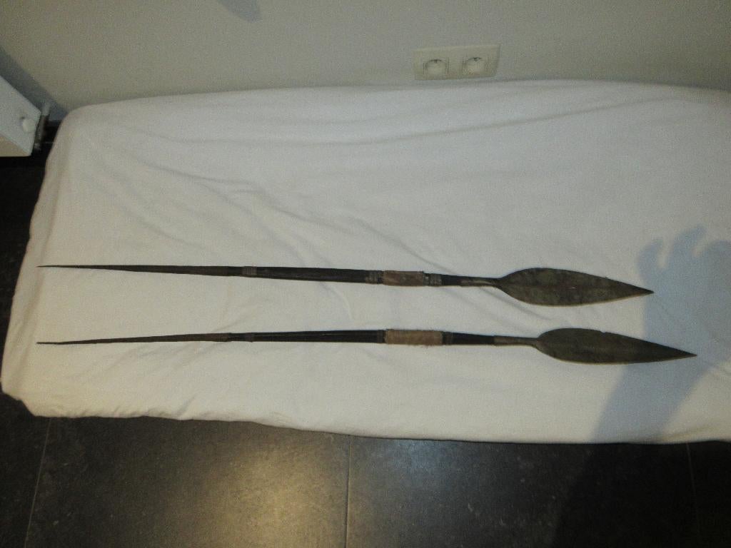 2 afrikaanse speren jachtpijlen antieke speren, Antiek en Kunst, Ophalen