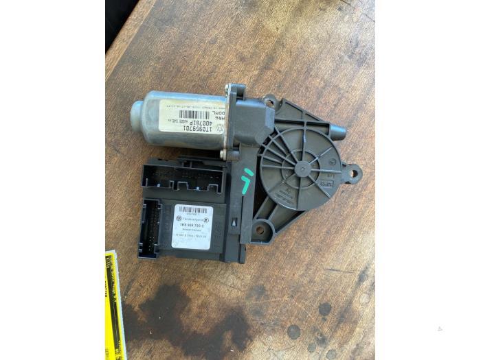 Moteur de vitre portière d'un Volkswagen Caddy, Autos : Pièces & Accessoires, Carrosserie & Tôlerie, Volkswagen, Utilisé, 3 mois de garantie