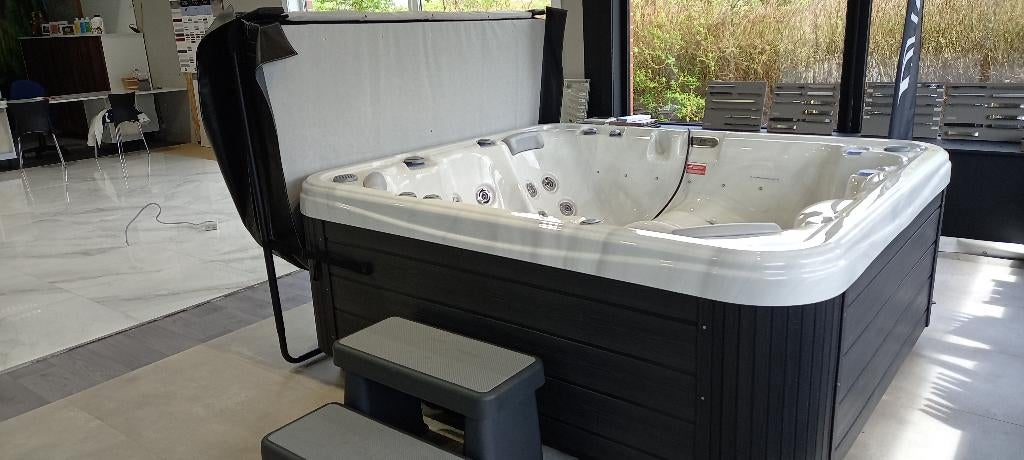 Jacuzzis Wellis Européen  6 places avec services 0476885653, Enlèvement ou Envoi, Neuf, Autres types