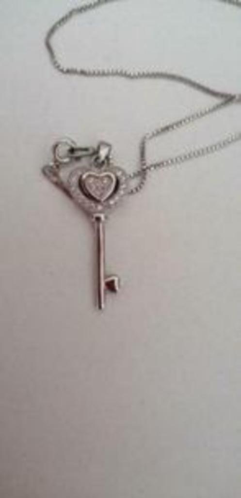 Collier Chaîne avec pendentif clé strass poinçon tb état, Enlèvement ou Envoi, Autres représentations, Comme neuf, Avec strass