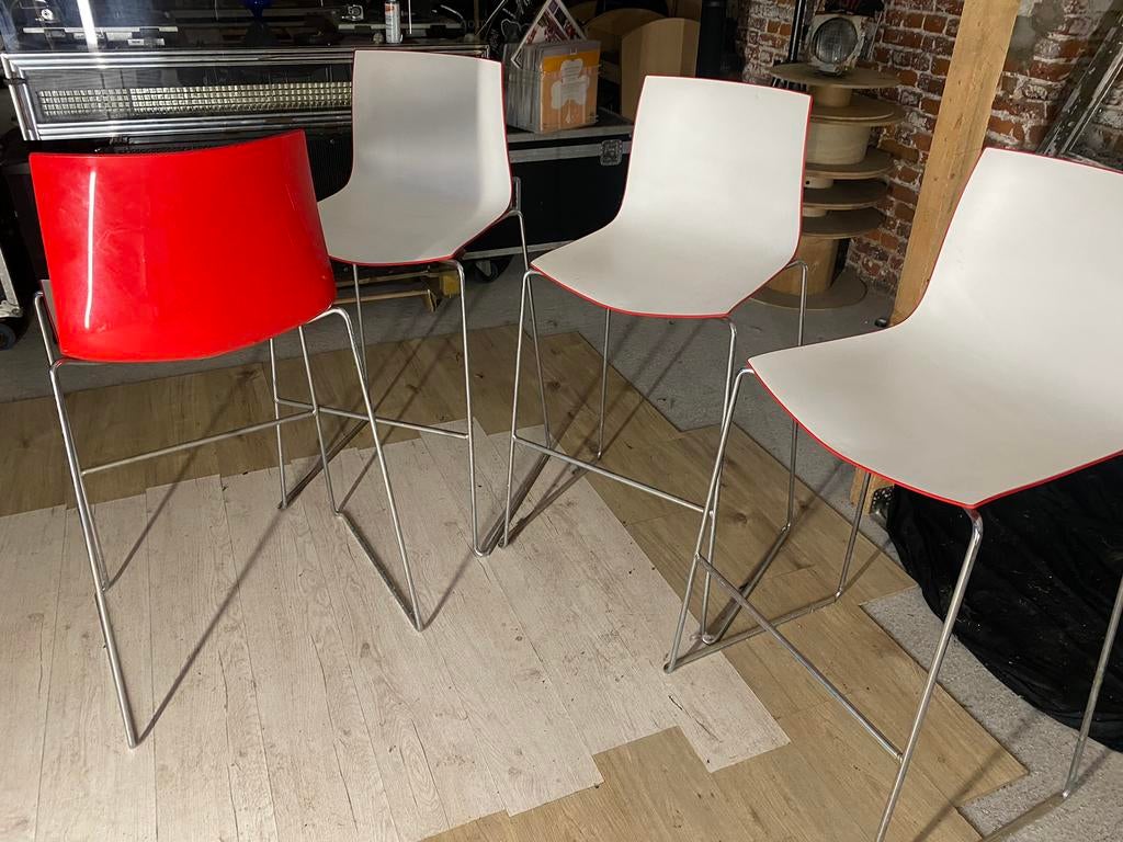 4 Arper Catifa 46 kinderstoelen, Huis en Inrichting, Barkrukken, Ophalen, Gebruikt, Met voetsteun, Metaal