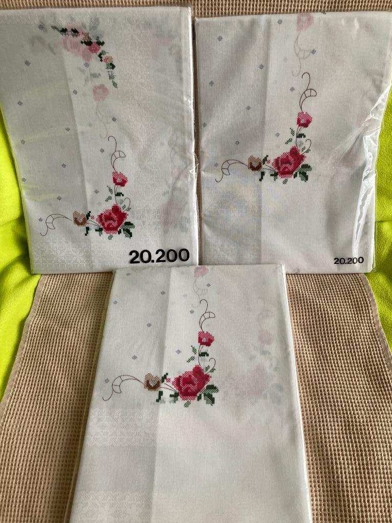 3 Nieuwe Witte met bloemen tafelkleden 3 stuks, Ophalen of Verzenden, Nieuw, Rechthoek, Binnen