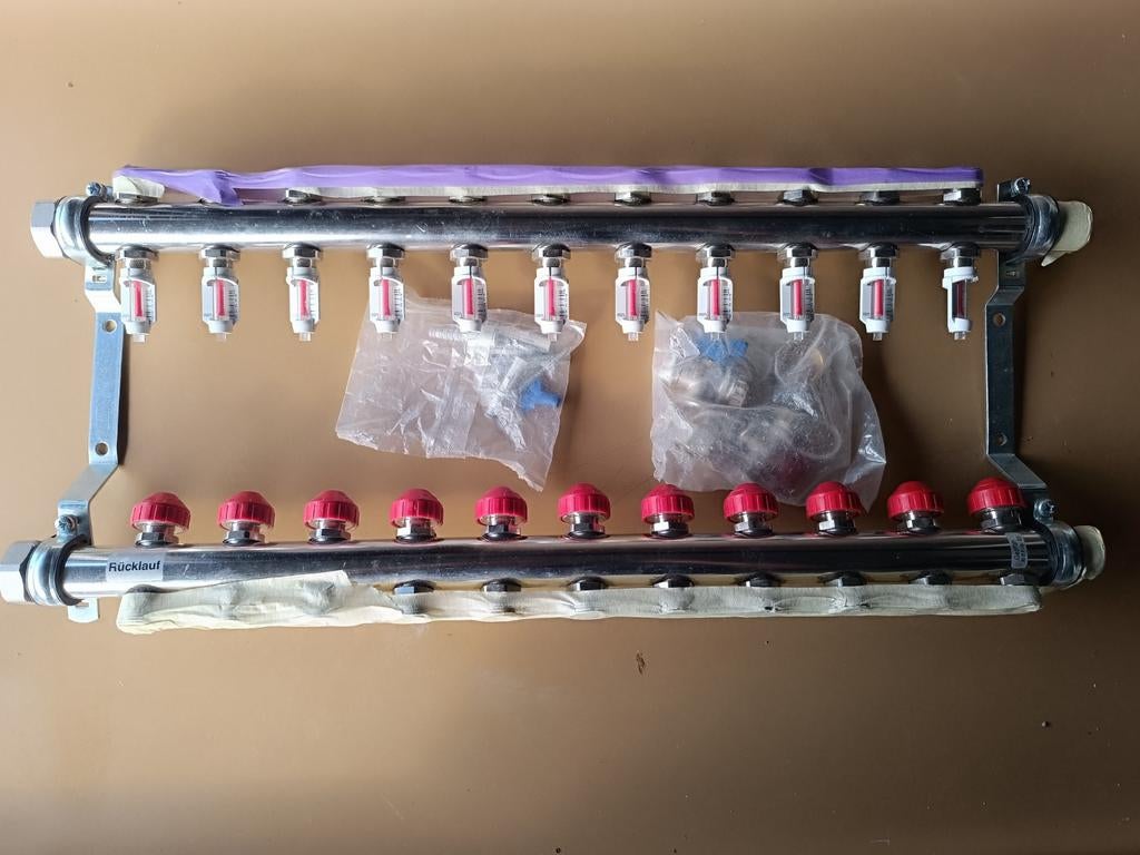 collector voor vloerverwarming met beugels en 2 bolkranen., Ophalen, Nieuw
