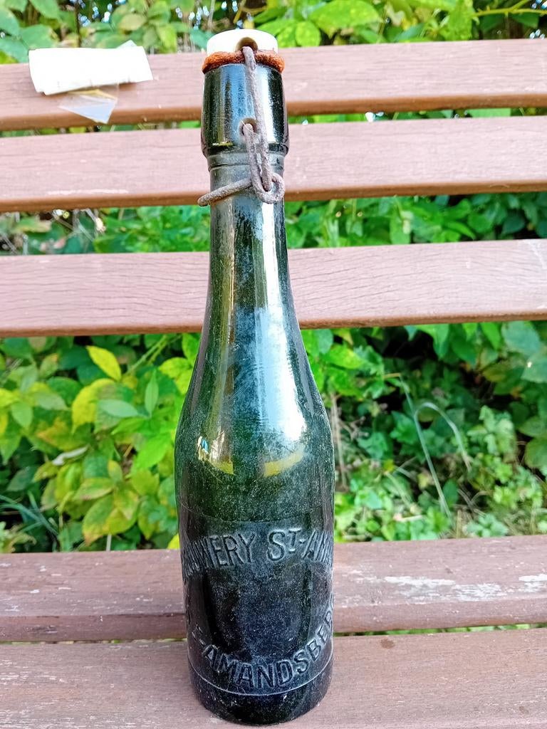 Oude  bierfles brouwerij Sint amand  in sint Amandsberg, Enlèvement ou Envoi, Utilisé