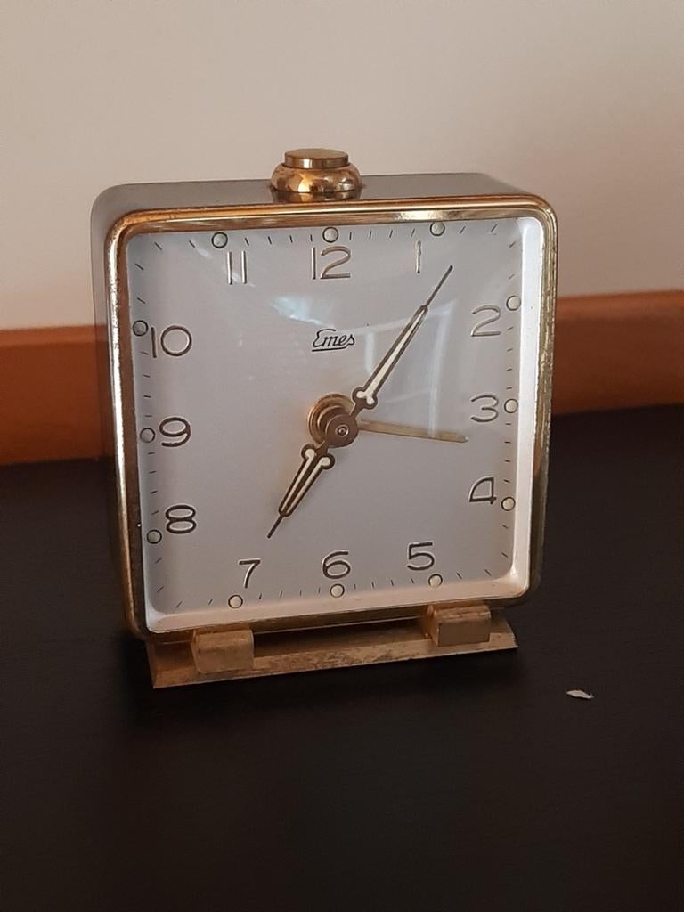 Ancien petit réveil de voyage EMES en bronze, Electroménager, Réveils, Enlèvement ou Envoi, Comme neuf