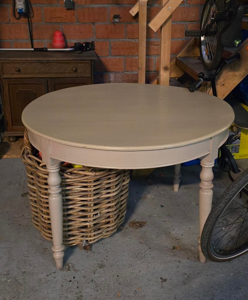 Table ronde en bois, Enlèvement