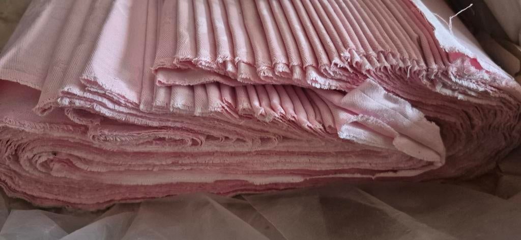 Rouleau de tissus rose, Enlèvement