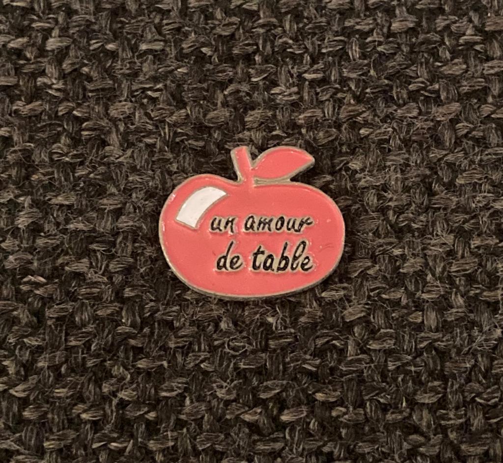 PIN - UN AMOUR DE TABLE - POMME - APPEL, Envoi, Utilisé, Autres sujets/thèmes, Insigne ou Pin's
