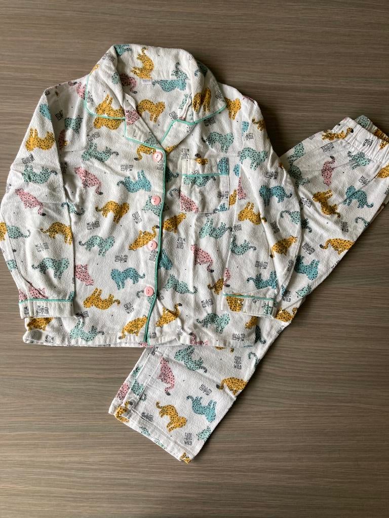 Pyjama flanel - wit met luipaarden - maat 110/116, Gebruikt, Jongen of Meisje, Ophalen of Verzenden, Nacht- of Onderkleding