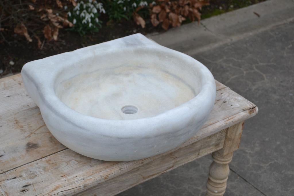 gekapte marmeren wasbak, Ophalen, Gebruikt
