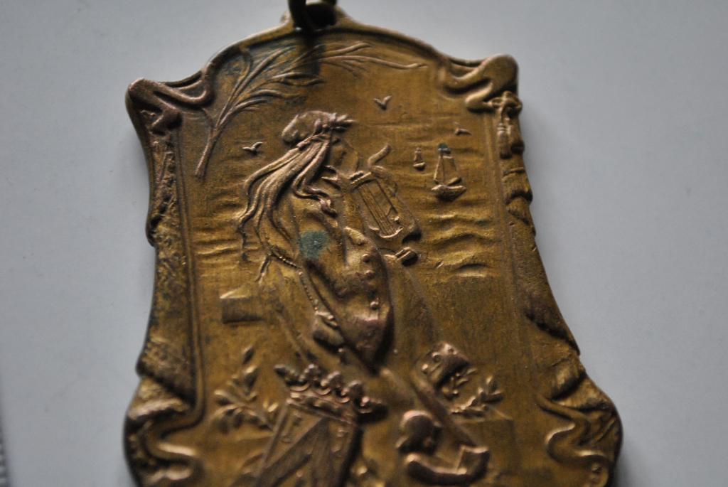 Médaille en métal doré Festival 1903 Ostende Allégorie RARE, Ophalen of Verzenden, Brons