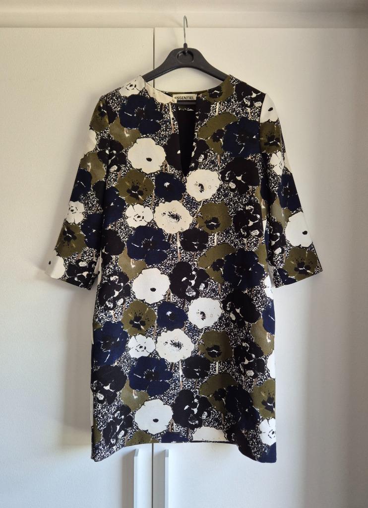 Kleedje essentiel antwerp xs, Enlèvement ou Envoi, Au-dessus du genou, Essentiel Antwerp, Taille 34 (XS) ou plus petite
