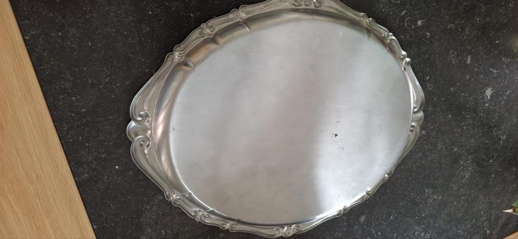 Beau service inox, Enlèvement
