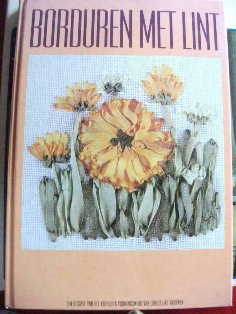 2 boeken Creatieve vrijtetijdsbesteding - Borduren met lint, Hobby en Vrije tijd, Ophalen of Verzenden, Gebruikt, Handborduren