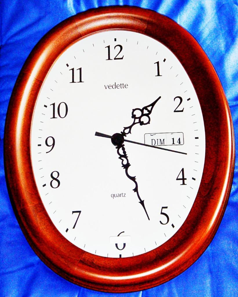 Horloge murale VEDETTE ovale, bois, jour/date, 33 cm, NEUVE, Maison & Meubles, Enlèvement ou Envoi, Neuf, Horloge murale