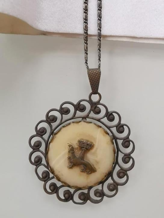 Hondenmedaillon van zilver en paarlemoer + zilveren ketting, Ophalen of Verzenden, Gebruikt