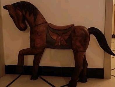 Cheval en bois, Enlèvement, Comme neuf