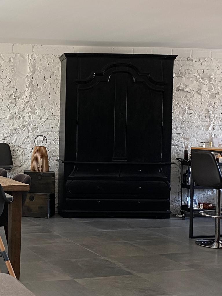 Unieke Engelse buikkast (2-delig) mat zwart, Ophalen, Gebruikt, Landelijk modern, Met deur(en)