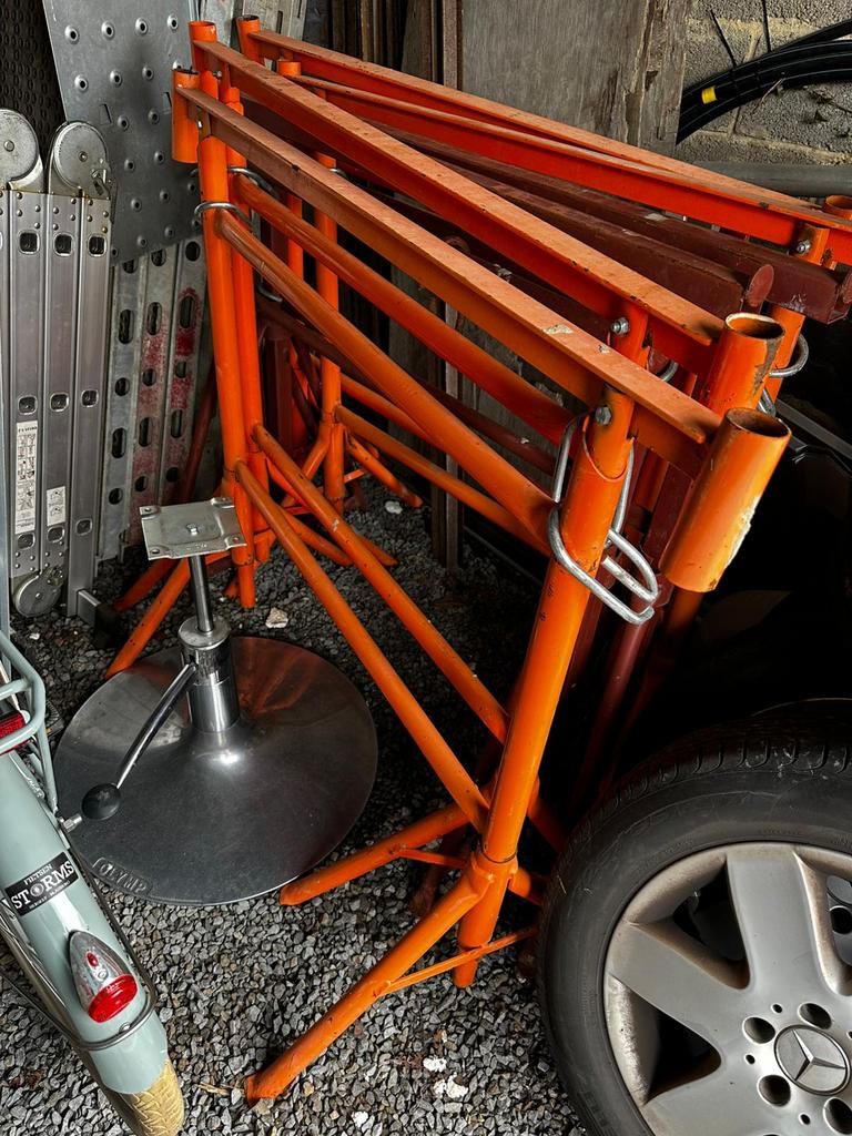 Mets schragen, Ophalen, Zo goed als nieuw