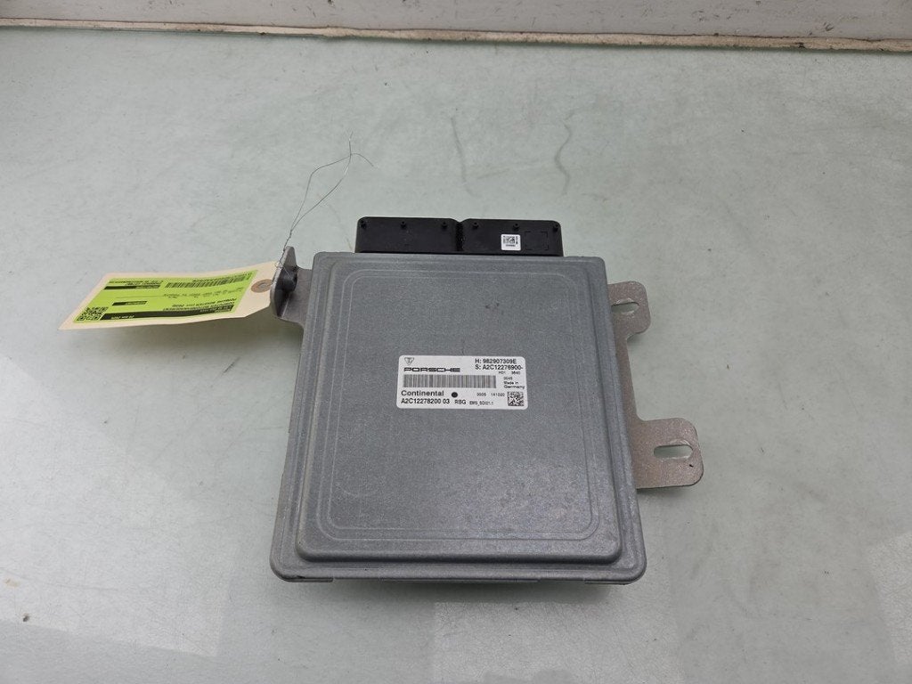 CALCULATEUR MOTEUR ECU Porsche 718 Boxster (982) (01-2016/-), Porsche Deutschland GmbH, Porscheplatz 1
70435  Stuttgart, DE, Porsche