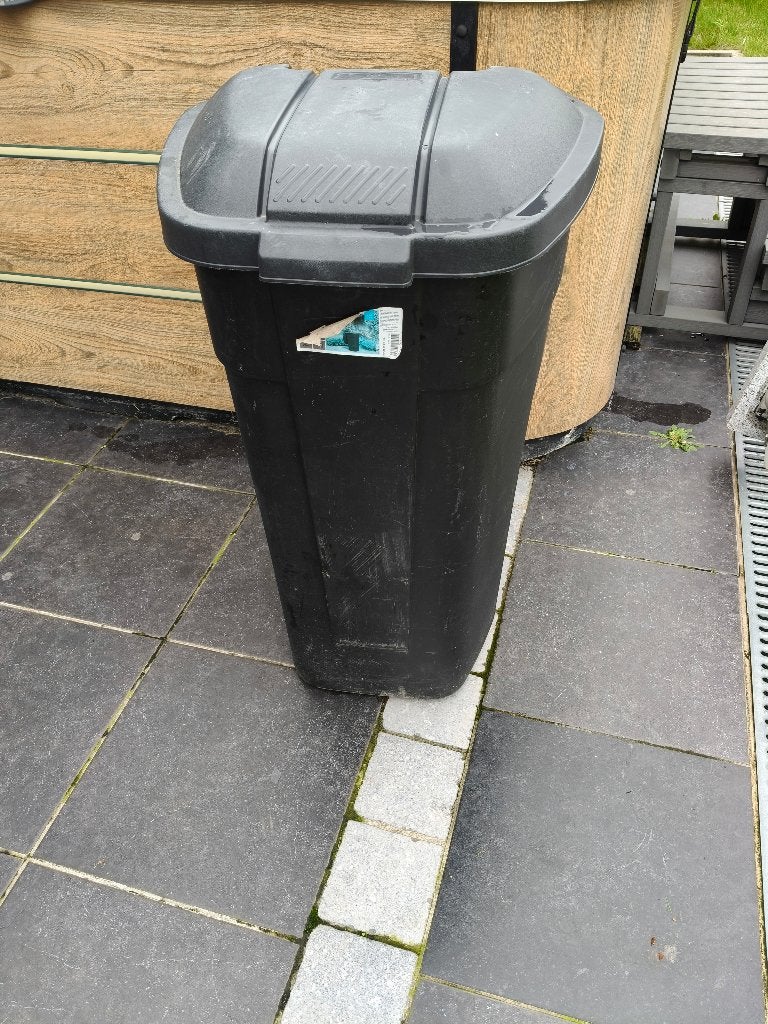 vuilnisbak op wielen ( enkel hout ingelegen voor barbecue), Ophalen, Gebruikt
