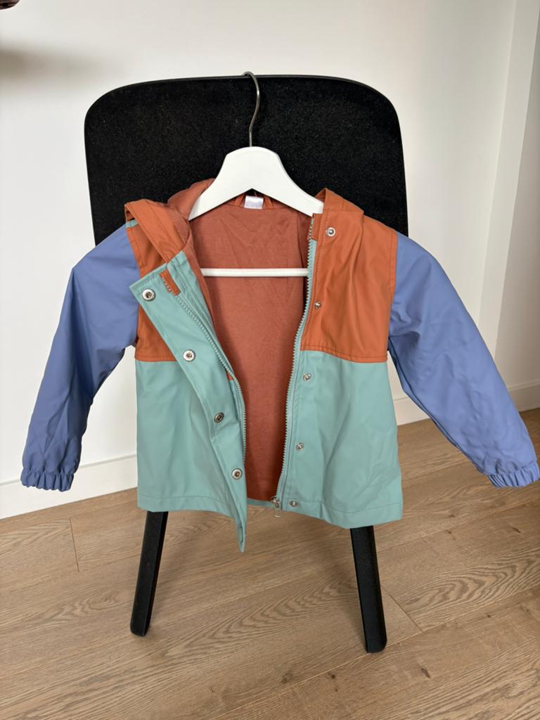 Stevig regenjasje maat 98, Kinderen en Baby's, Kinderkleding | Maat 98, Ophalen, Zo goed als nieuw, Jongen of Meisje, Jas