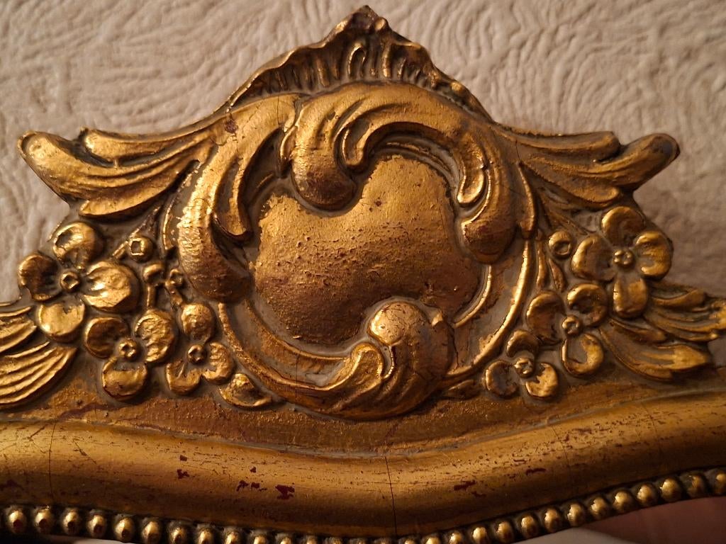 Vergulde wandspiegel met rijk gesculpteerde kuif – klassiek, Ophalen