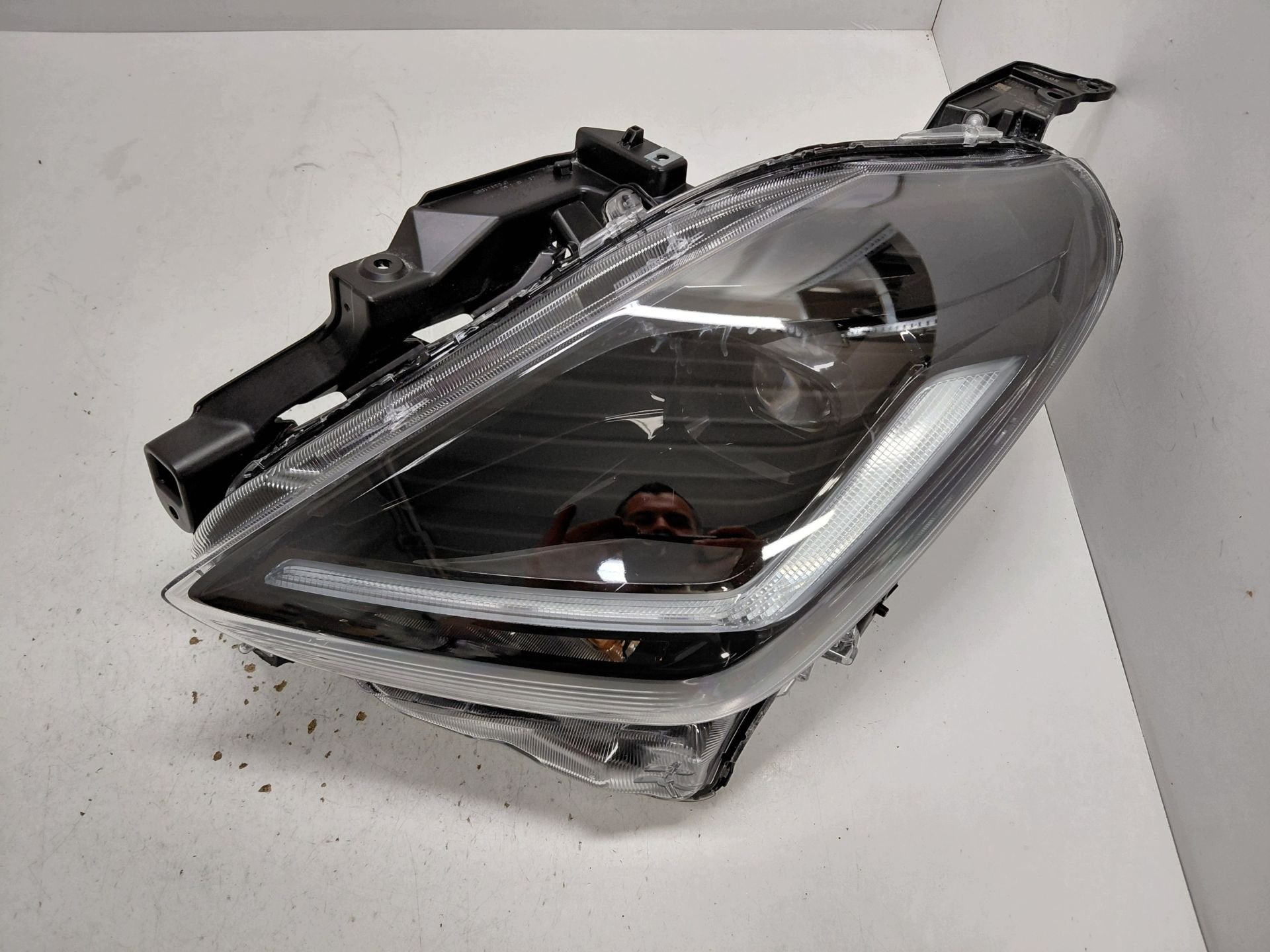 Phare gauche Stanley pour Suzuki Swift MK9, Info@suzuki.co.jp, Takatsuka-cho, Chuo-ku 300
432-8611  Hamamatsu, Suzuki Motor Corporation
