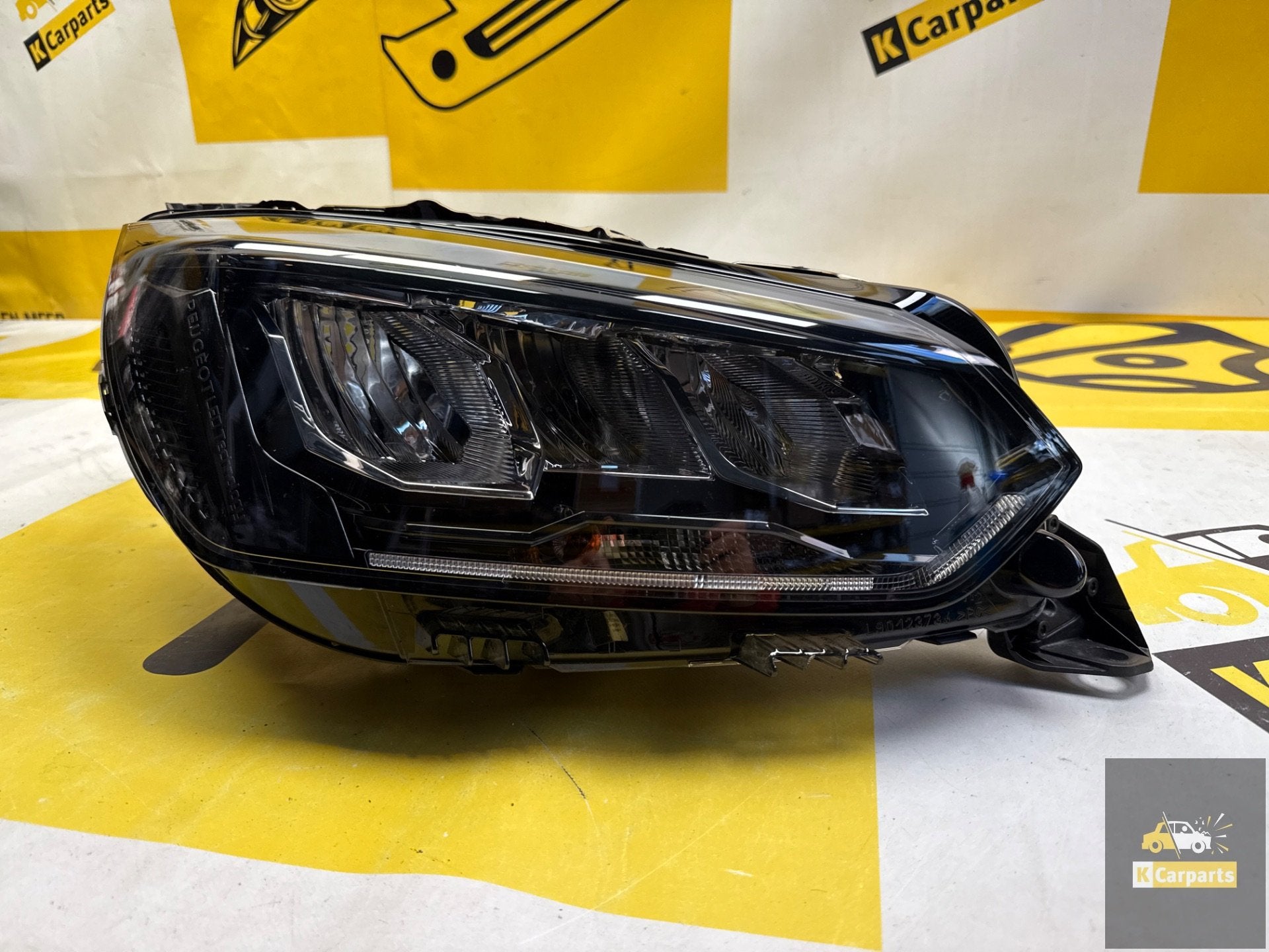 Phare droit PEUGEOT 208 FACELIFT II 2 2008 II 2 LED 19-2025, Taurusavenue 1
2132 LS  Hoofddorp, NL, Contact.group@renault.com
