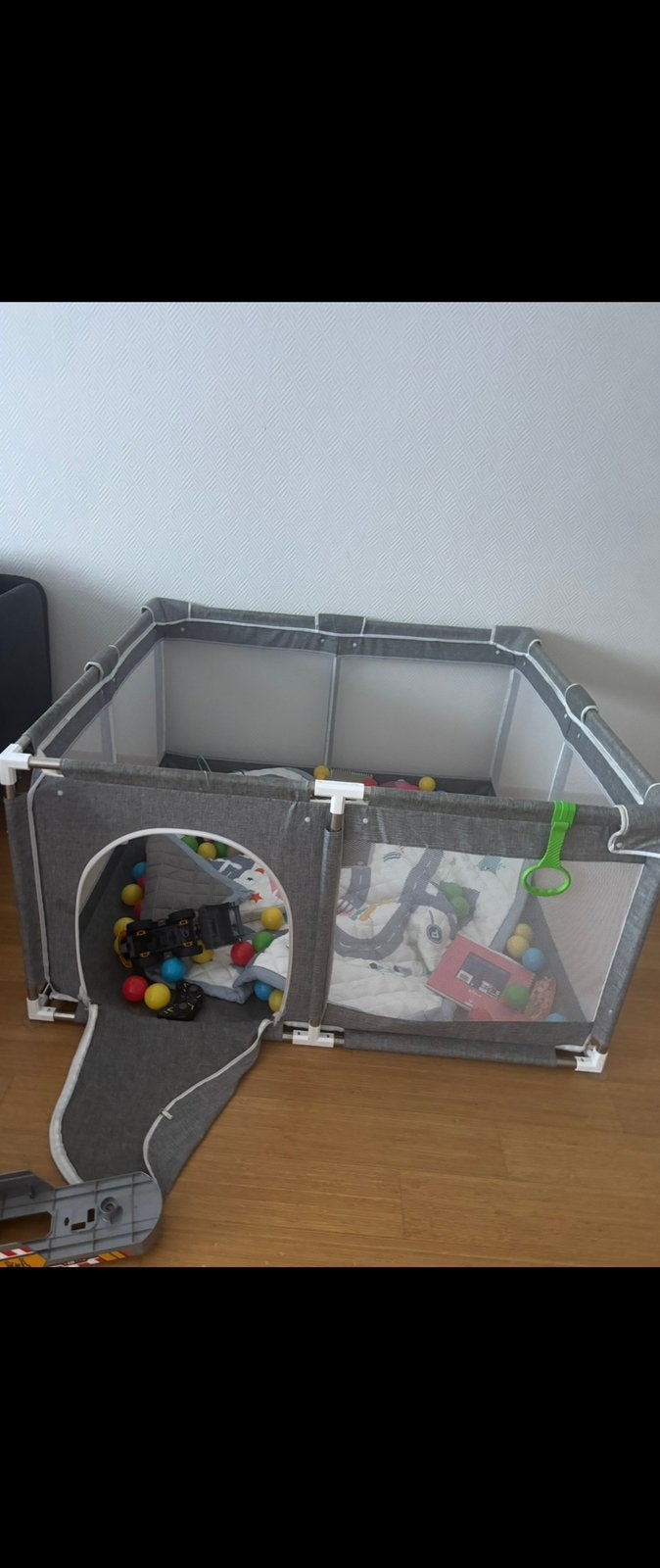 Grand parc bébé gris + tapis de jeu matelassé, Enfants & Bébés, Enlèvement, Comme neuf