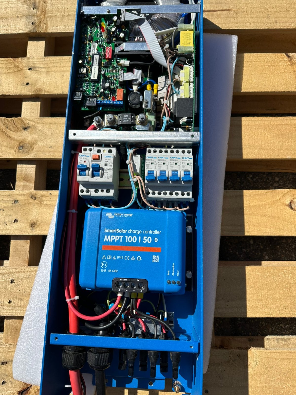 Victron Easy solar 12volt -1600 watt 220v  70A laden, Ophalen of Verzenden, Nieuw, Overige typen