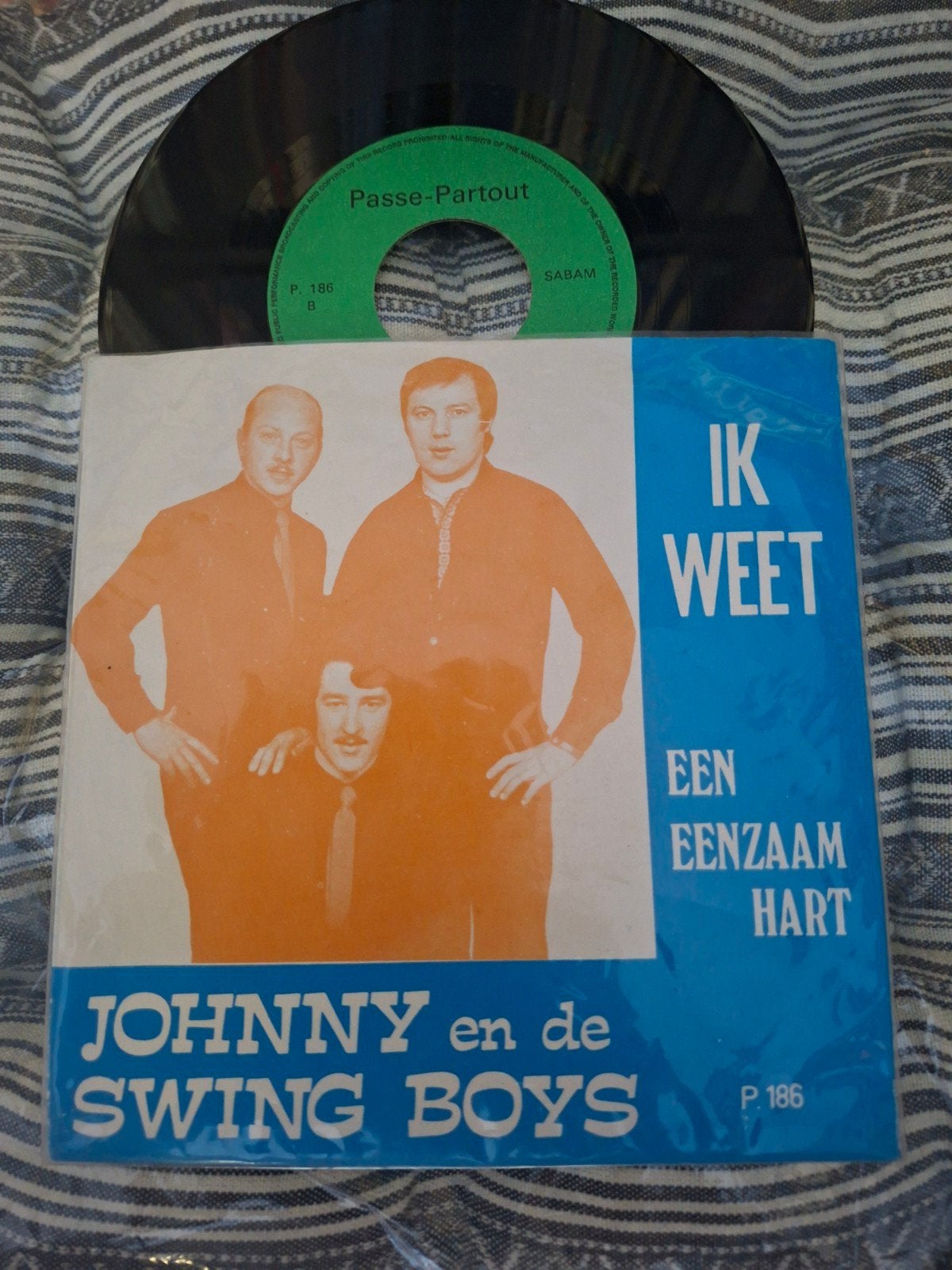 Johnny en de swing boys ik weet, 7 inch, Ophalen of Verzenden, Zo goed als nieuw, Beschermende buitenhoes