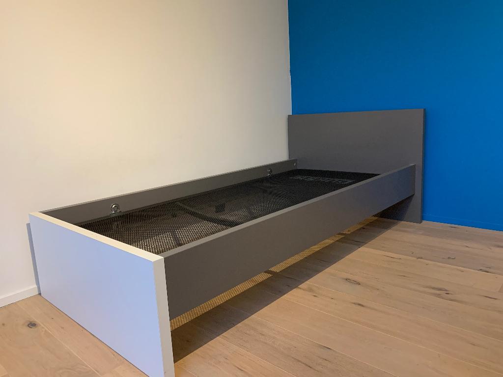 Eenpersoonsbed hout grijs 90 x 200cm goede staat, Ophalen, 90 cm, Eenpersoons, Zo goed als nieuw