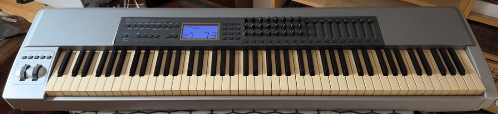 M-AUDIO KEYSTATION PRO 88 + Optie Synthetiser YAMAHA MU-50, Muziek en Instrumenten, Keyboards, 88 toetsen, Zo goed als nieuw, Midi-aansluiting