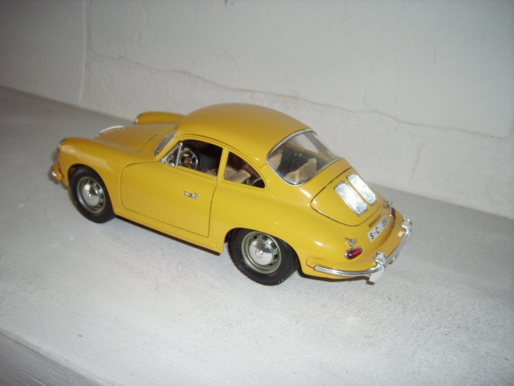 BURAGO PORSCHE 356B 1961 JAUNE À L'ÉCHELLE 1/18, Hobby & Loisirs créatifs, Voitures miniatures | 1:18, Enlèvement ou Envoi, Comme neuf