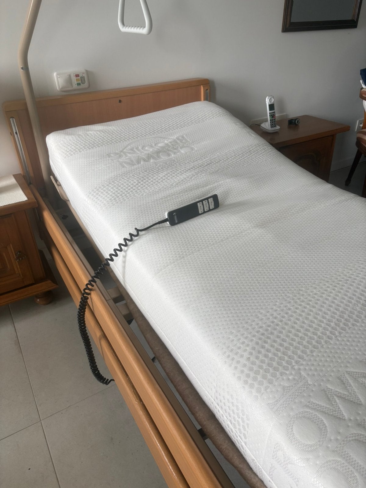 Verstelbaar elektrisch ziekenhuis-/verzorgingsbed + papegaai, Ophalen, Zo goed als nieuw, Eenpersoons, Verstelbaar