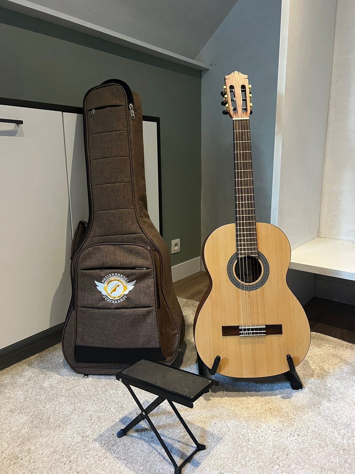 Klassieke gitaar + voetsteun + hoes, Ophalen, Zo goed als nieuw