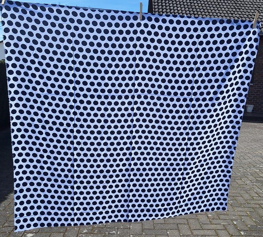 Stof wit met donkerblauwe bollen, Hobby en Vrije tijd, Overige materialen, 120 cm of meer, Wit, Nieuw