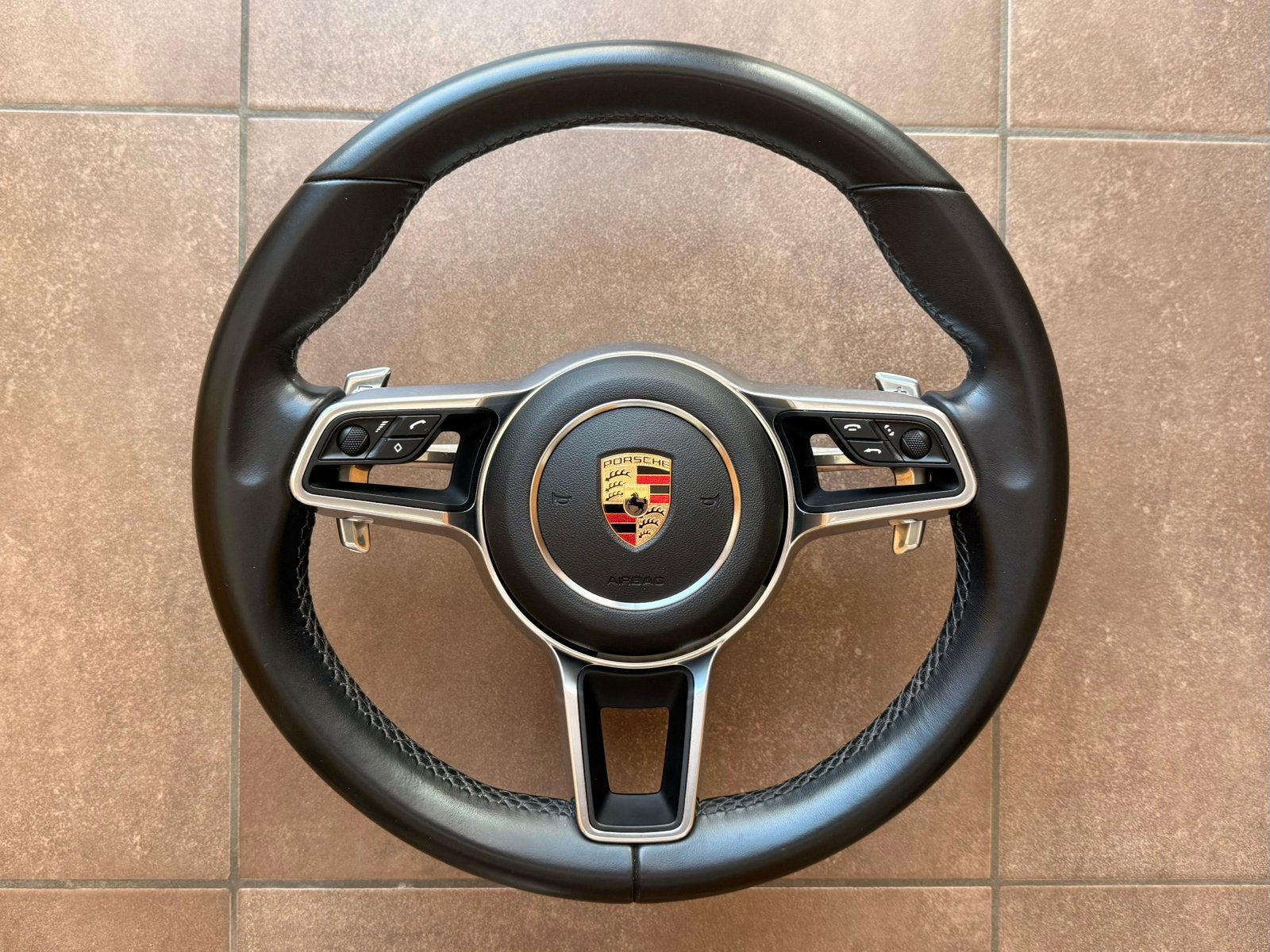 Volant sport Porsche Macan + airbag en parfait état, Autos : Pièces & Accessoires, Enlèvement, Neuf, Porsche