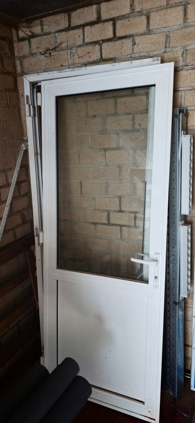 1 porte en PVC avec verre et 1 fenêtre en PVC, Enlèvement